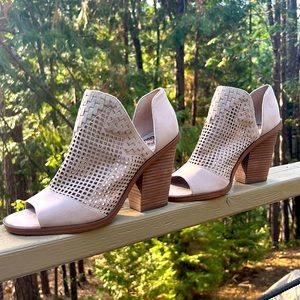 NWOT Vince Camuto Fritzey perforated peep toe bootie, natural, tan